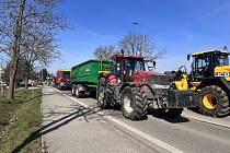 Do protestu v Jindřichově Hradci se zapojilo téměř 40 zemědělských strojů a další techniky.