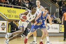 Basketbalisté GBA Fio banky (v bílém) naposledy na domácí palubovce podlehli favorizovanému USK Praha 75:98. Foto: Lukáš Šamal