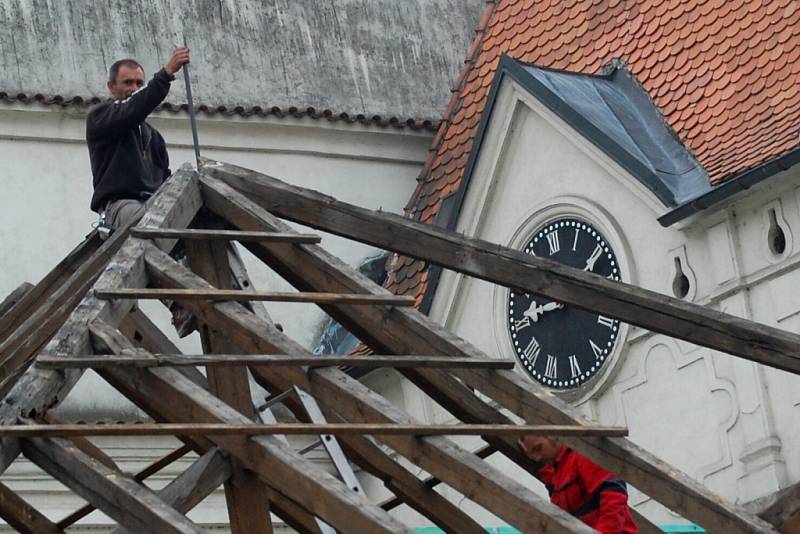 Oprava střechy kolny ve spodním dvoře  jezuitské koleje v J. Hradci. 