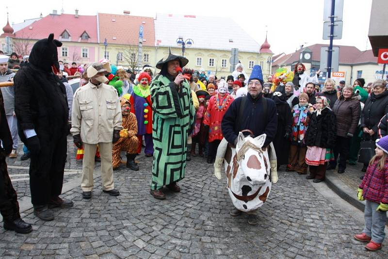 Masopustní průvod centrem Jindřichova Hradce skončil na náměstí Míru, kde se konaly soutěže v pojídání zabijačkových specialit.