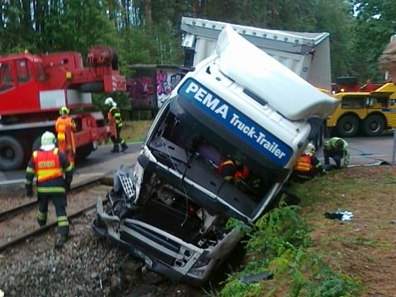 Na železničním přejezdu u Suchdola nad Lužnicí se kamion střetl s nákladním vlakem. 