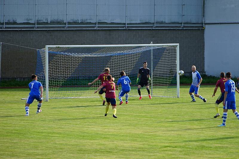 Fotbalisté Nové Bystřice (ve fialovomodrém) po velkém obratu ve druhé půli porazili Studenou 4:2.