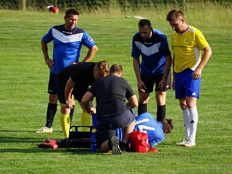 Fotbalisté Stráže (ve žlutých dresech)  deklasovali Číměř na její půdě 8:1 a před posledním kolem živí naději na titul přeborníka okrese.