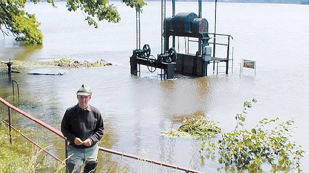 VZPOMÍNKY. Fotografie z roku 2002 zachycuje Jana Hůdu u zatopených stavidel na hrázi rybníka Rožmberk.
