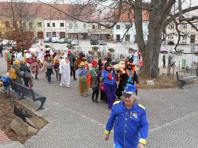 Dačické maškary prošly centrem a sehrály turnaj v kuželkách.