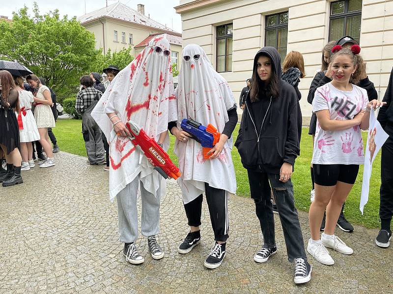 Studenti v Třeboni si svůj svátek užili navzdory dešti.