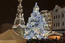 Rozsvícení vánočního stromu v Jindřichově Hradci málem ohrozila sněhová kalamita.