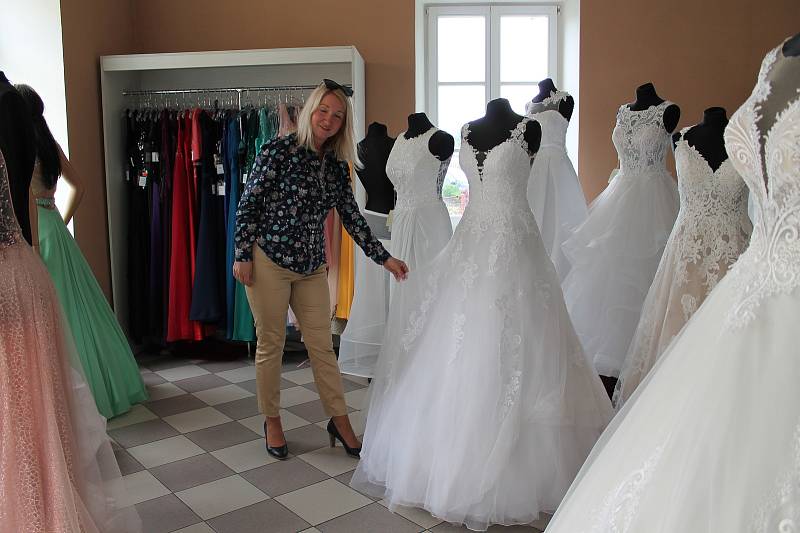 Jindřichohradecký svatební salon navštěvují v těchto dnech budoucí nevěsty i maturantky.