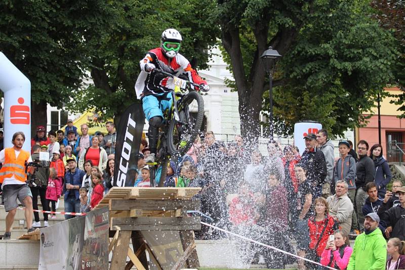 Z jízdy odvážných bikerů, kteří se řítili z dačické věže až na náměstí, se mnohdy tajil dech.