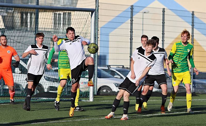 Fotbalisté Třebětic (v zelenožlutém) zahájili jaro excelentně. V dohrávce 12. kola na třeboňské umělce rozdrtili českobudějovickou Lokomotivu 9:1.