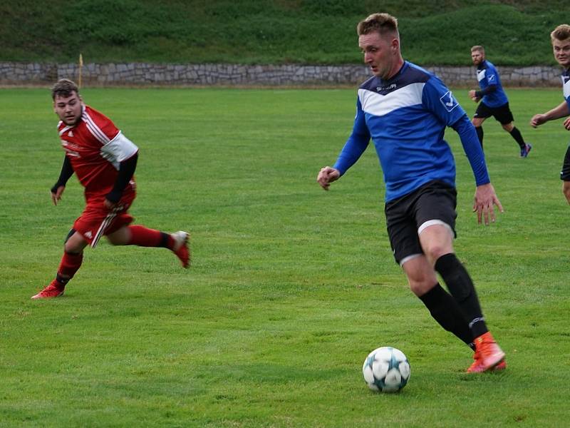 Fotbalisté Chlumu (v červeném) doma nestačili na společný tým Číměře a novobystřického béčka, kterému podlehli 1:5.