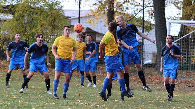 Fotbalisté Strmilova (v modrém) zvítězili v závěrečném podzimním kole ve Starém Hobzí 3:1 a přezimují v čele přeboru.