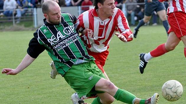 V úvodním jarním vystoupení v krajské I. A třídě prohráli fotbalisté Novosedel na půdě ambiciózního Sokola Sezimovo Ústí 1:4. Na snímku bojuje novosedelský záložník Petr Šulc (vlevo) s domácím Martinem Pavelkou.