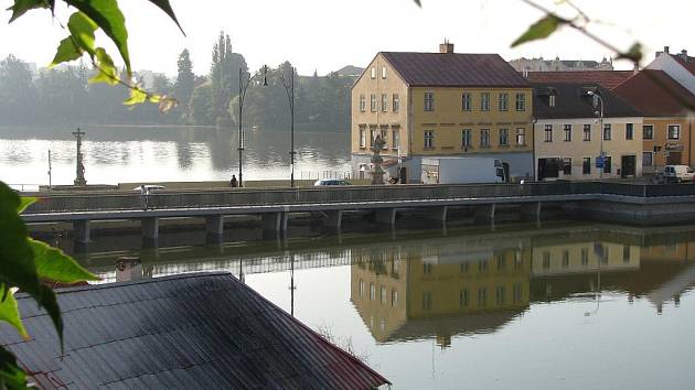 Napuštěný Malý Vajgar v 8:15 ve středu 3. srpna. Pohled z okna redakce Deníku.