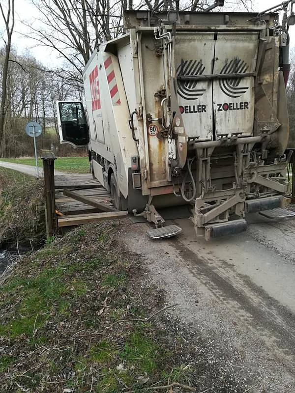 Most, do kterého zapadlo odpadní auto, postavili dobrovolníci za pár hodin znovu.