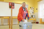 Gabriela Štaigerová, která v Kardašově Řečici přišla do volební místnosti v sobotu dopoledne, si možnost hlasovat v anketě o koupališti rovněž nenechala ujít.