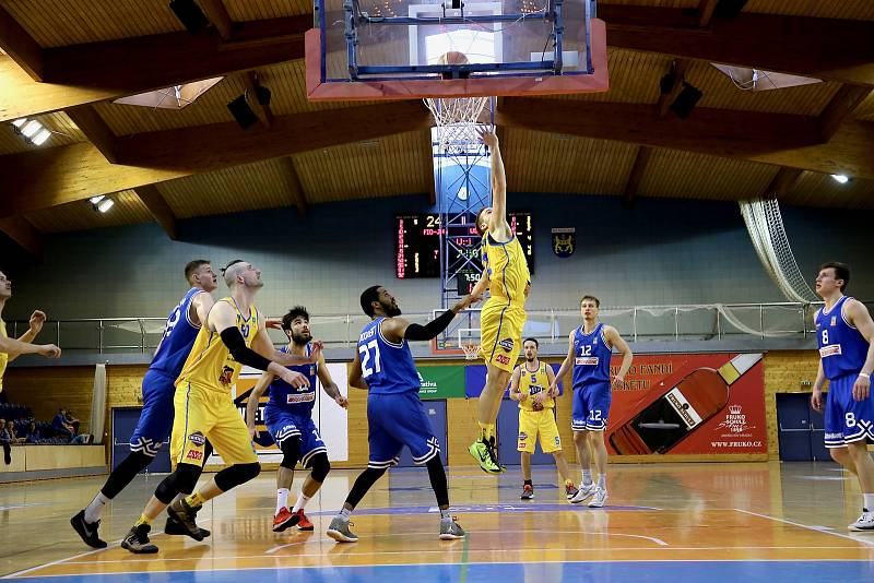Hradecká Basket Fio banka v úvodním kole play-out zdolala USK Praha 95:78.
