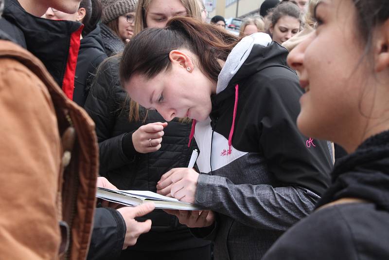 K republikové výzvě Vyjdi ven se připojili studenti Gymnázia Vítězslava Nováka i několik dalších z ostatních škol.