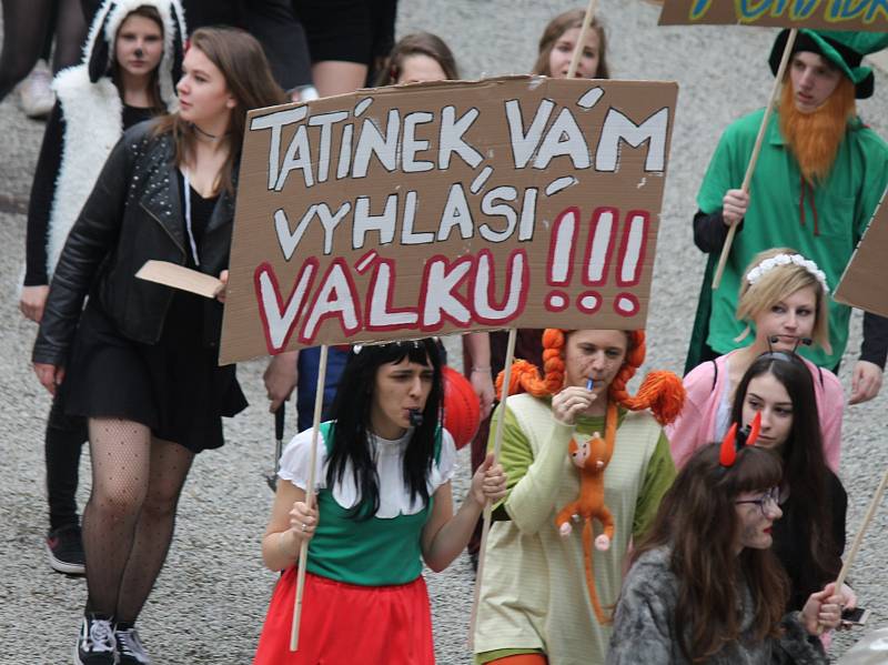 V pátek odpoledne se třetí zámecké nádvoří zaplnilo majálesovými maskami studentů čtyřech hradeckých středních škol.