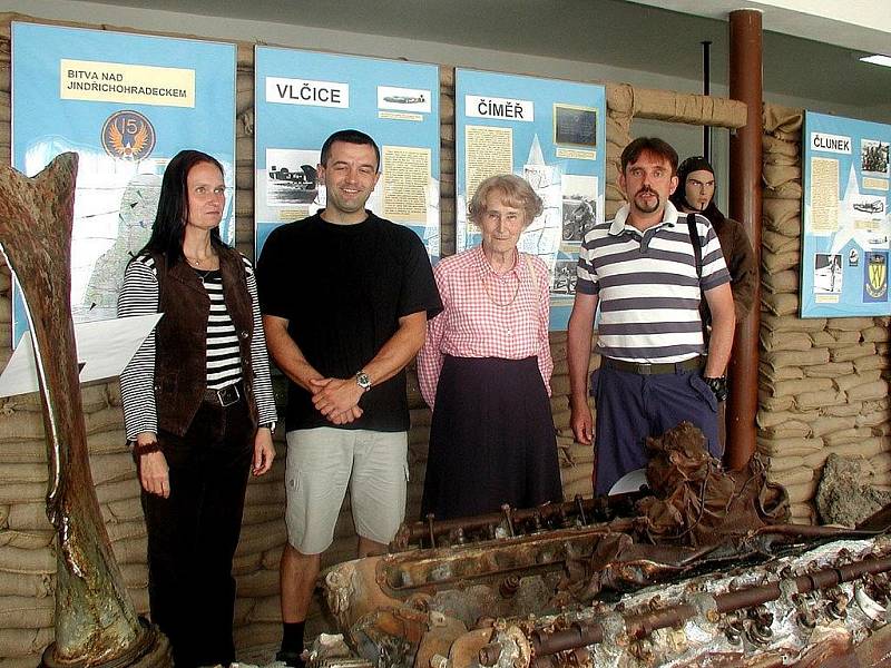 Aviatickou expozici Leteckého muzea navštívila Hana Ludikarová z Anglie (uprostřed), manželka válečného letce 311. čs. bombardovací perutě RAF.