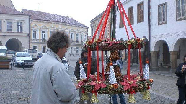 Slavonice drží rekord ve výrobě největšího papírového adventního věnce. 