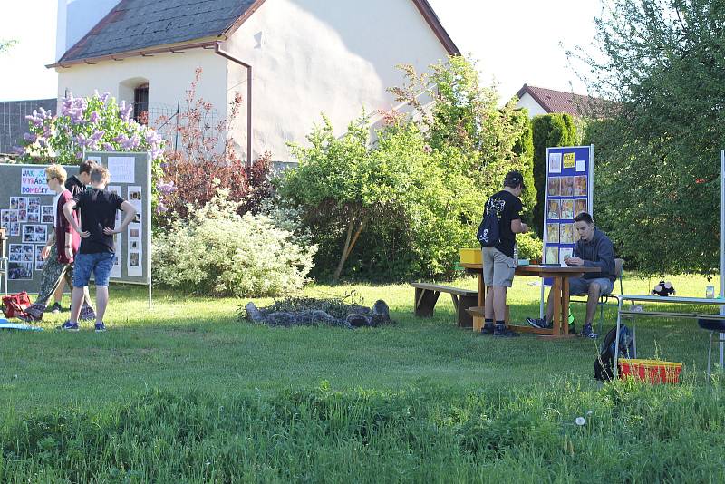 V základní škole v Kunžaku předvedli svou ukázkovou přírodní učebnu veřejnosti.