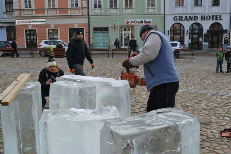 Na jindřichohradeckém náměstí právě vzniká ledová socha
