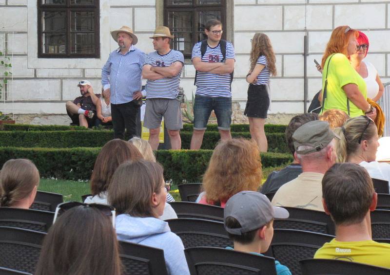 Festival Okolo Třeboně již tradičně zahájil prázdniny, v sobotu 4. července se na zámeckém nádvoří představila zpěvačka Jana Rychterová, kapela Epydemye a Xindl X.