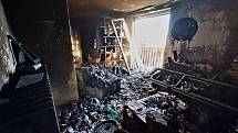 Požár bytového domu v Lomnici nad Lužnicí 6. 11. 2022.