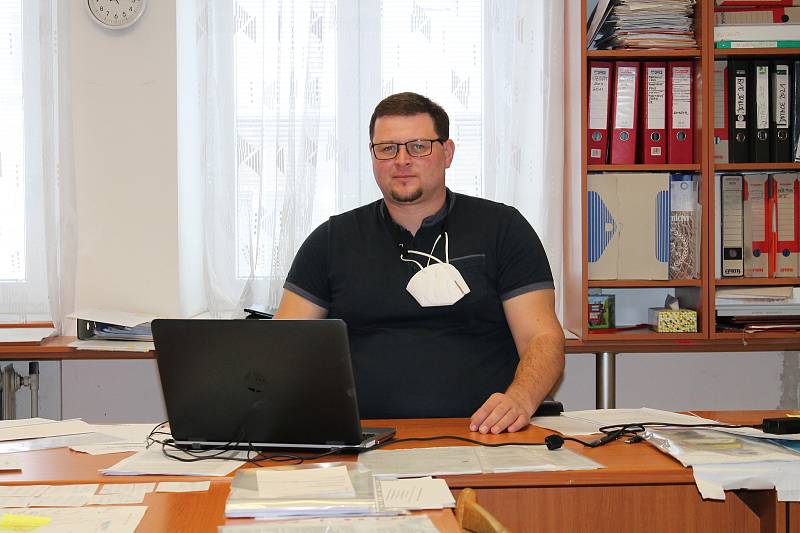 Deštná na Jindřichohradecku má i v lednu své kouzlo. Na snímku je starosta města David Šašek.
