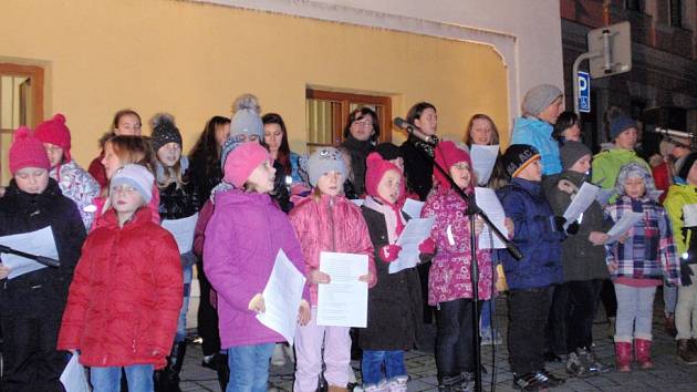 V Lomnici si přišlo k vánočnímu stromu zazpívat dvě stě lidí. 