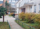 Zásah policie u tělocvičny TJ Slovan v Jindřichově Hradci kvůli nahlášené bombě.