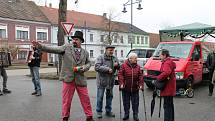 Sobotní masopust ve Stráži začínal před radnicí. Maškary dostaly od starosty města povolení k obchůzce, která má přivolat jaro a zajistit dobrou úrodu.