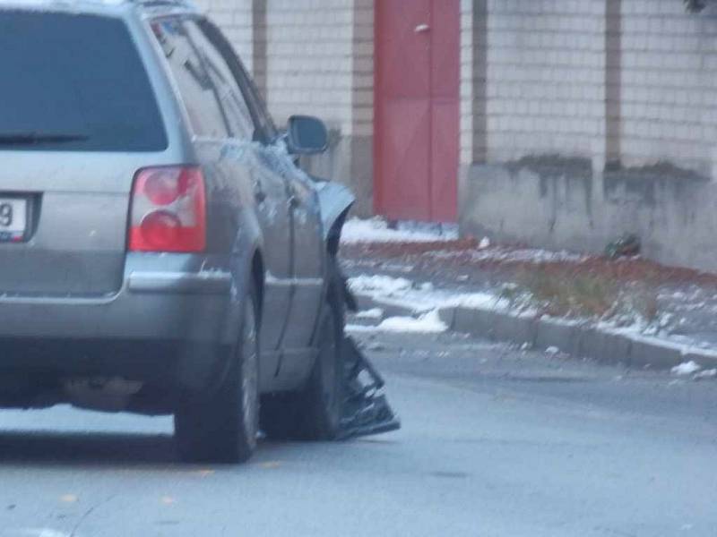 Střet dvou aut v Jindřichově Hradci na křižovatce ve Zbuzanech. 