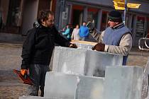 Na náměstí Míru v Jindřichově Hradci vzniká od čtvrtka 13. ledna pod rukama uměleckého kováře Jana Albrechta (v modrém) a jeho týmu socha anděla z ledových bloků.