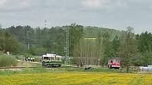 Srážka auta s vlakem na přejezdu úzkokolejky v Nové Včelnici 12. května 2022.