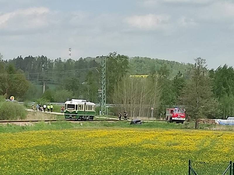 Srážka auta s vlakem na přejezdu úzkokolejky v Nové Včelnici 12. května 2022.