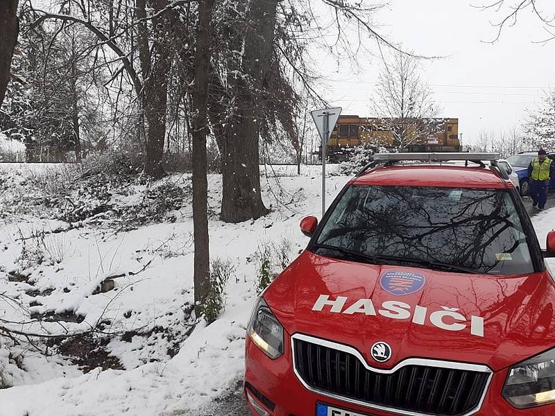 Střet osobního auta s vlakem na přejezdu v Kardašově Řečici.