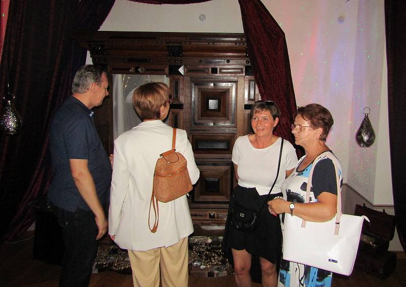 Slavnostní zahájení provozu Zámecké lékárny v Třeboni v pondělí 6. června odpoledne. Stínohra, Vokův poklad i pohyblivé obrazy, to vše baví návštěvníky, kteří se vydají za posledním z Rožmberků.