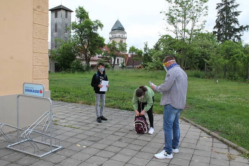 Do dačické základní školy v Komenského ulici po dvou měsících dorazilo 188 žáků prvního stupně.