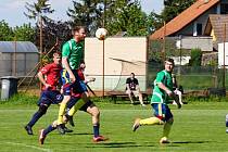Fotbalisté třeboňského béčka (v červených dresech) podlehli na domácí půdě v Břilicích Nové Bystřici 0:1.
