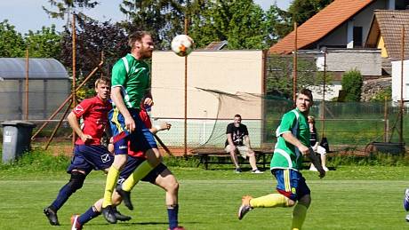 Fotbalisté třeboňského béčka (v červených dresech) podlehli na domácí půdě v Břilicích Nové Bystřici 0:1.