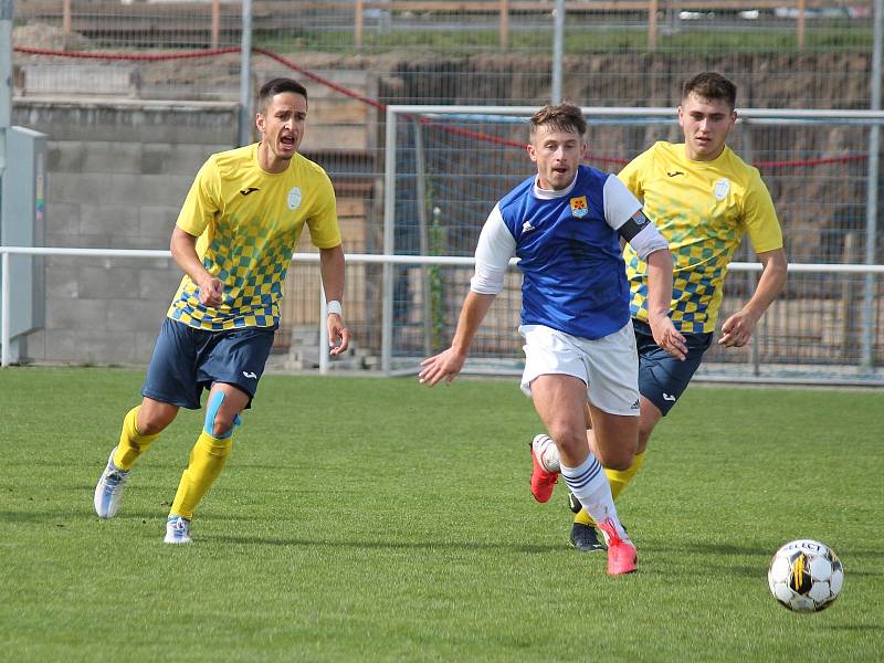 Fotbalisté Třeboně (v modrobílém) doma v derby krajského přeboru podlehli jindřichohradeckému celku 1:3.