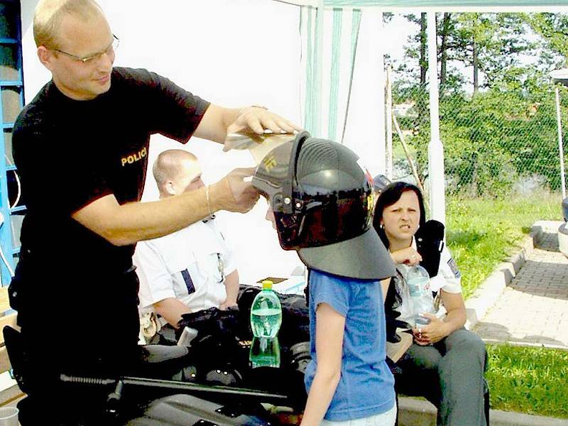 Den dětí s policií u Hypernovy v Jindřichově Hradci.