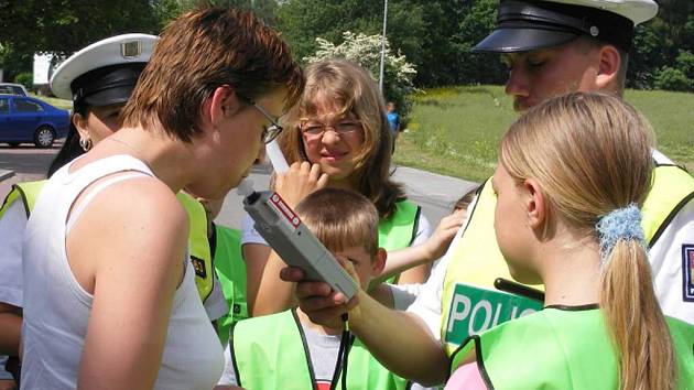 Děti v Jindřichově Hradci v rámci preventivní policejní akce  Jezdíme s úsměvem do ZOO rozdávaly řidičům odměny. 