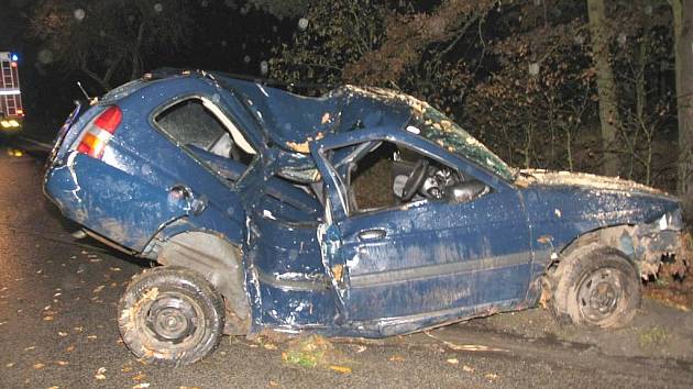 Pohled na zdemolované auto u Lásenice, ve kterém po nárazu do stromu zemřel spolujezdec na zadním sedadle.