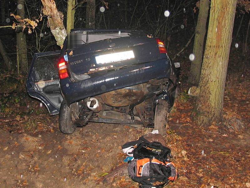 Pohled na zdemolované auto u Lásenice, ve kterém po nárazu do stromu zemřel spolujezdec na zadním sedadle.