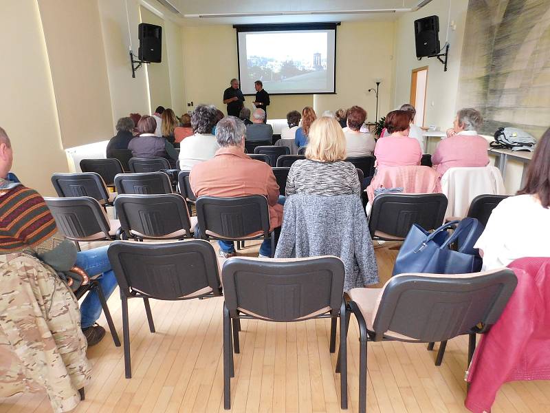 V jindřichohradecké knihovně se pravidelně konají zajímavé přednášky a besedy.