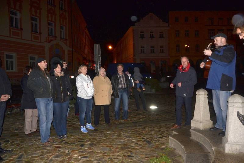 V pondělí si i v Jindřichově Hradci lidé připomenuli události před 25 lety.