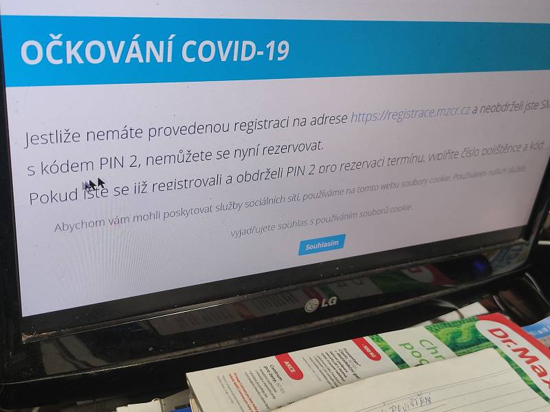 V pátek v 8. hodin se mohli senioři začít registrovat na očkování proto koronaviru.